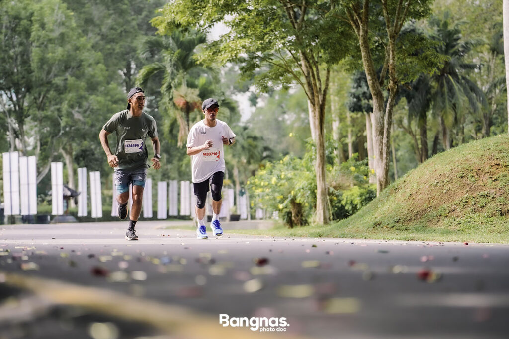 Daffa Wardhana dan Ricky Harun setelah menyelesaikan race dan dilanjutkan foto konsep.