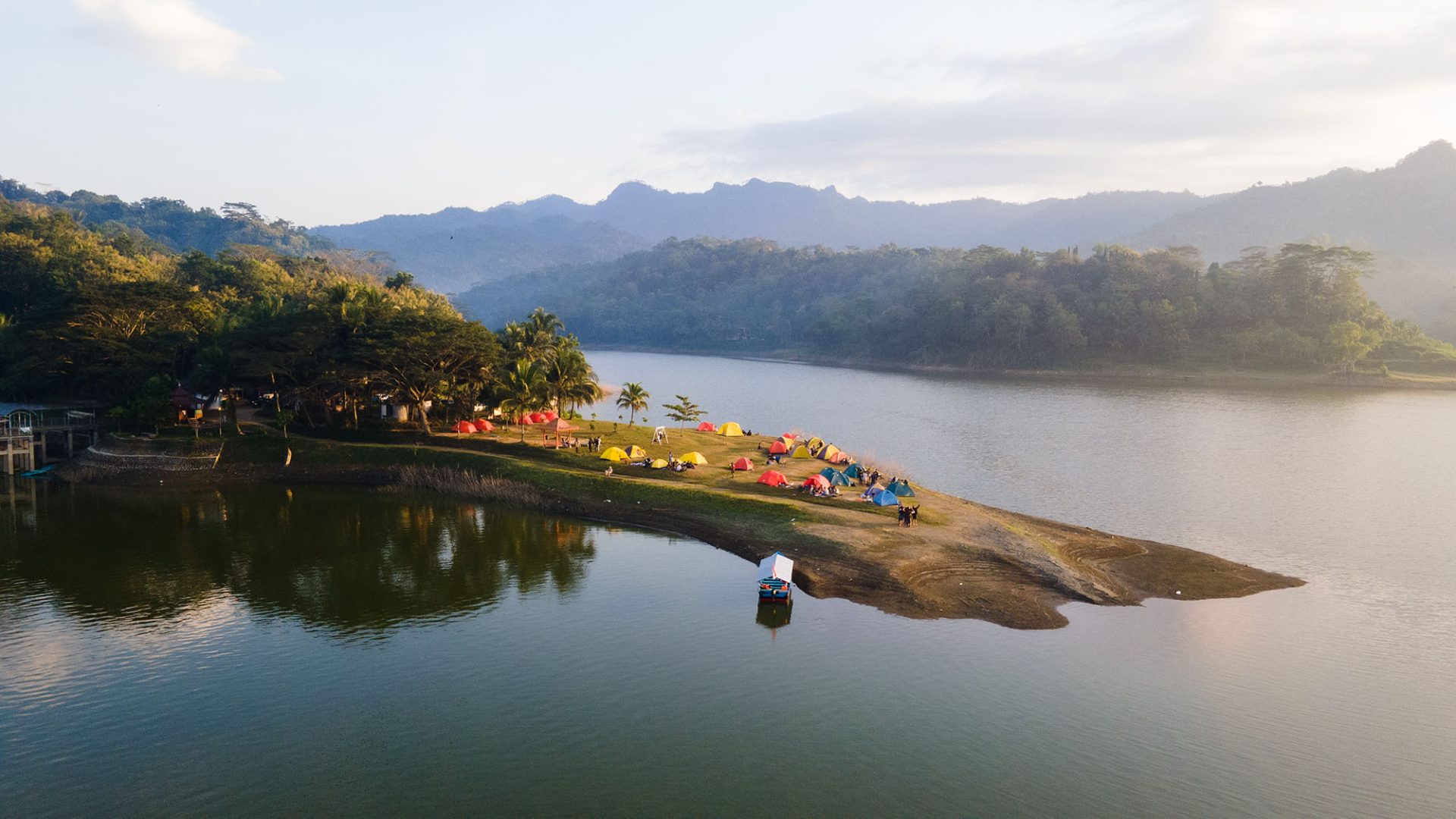 pemandangan udara camping di pinggir waduk