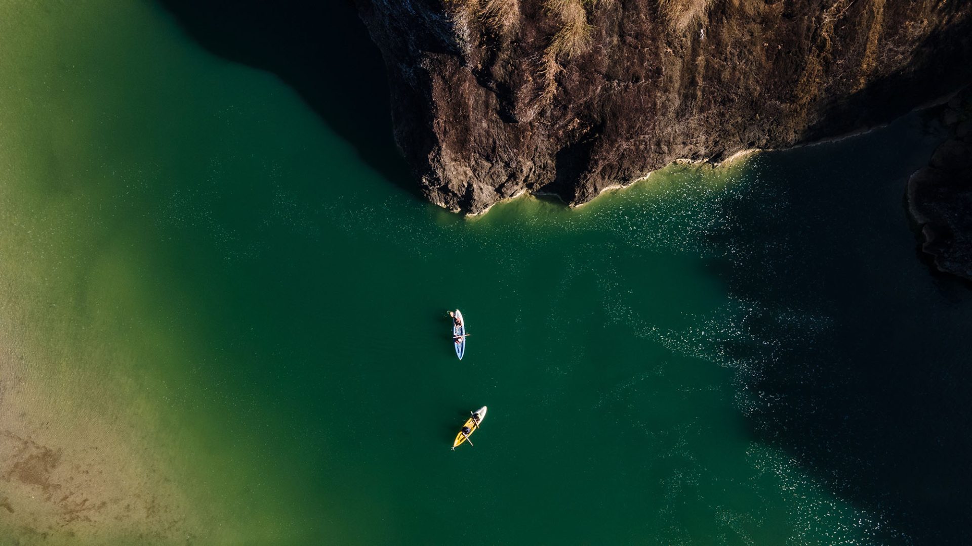 pemandangan udara bermain kano di sungai